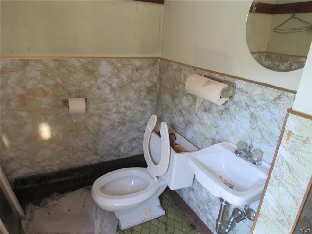 206 W 3rd St, Mount Carmel, PA 17851